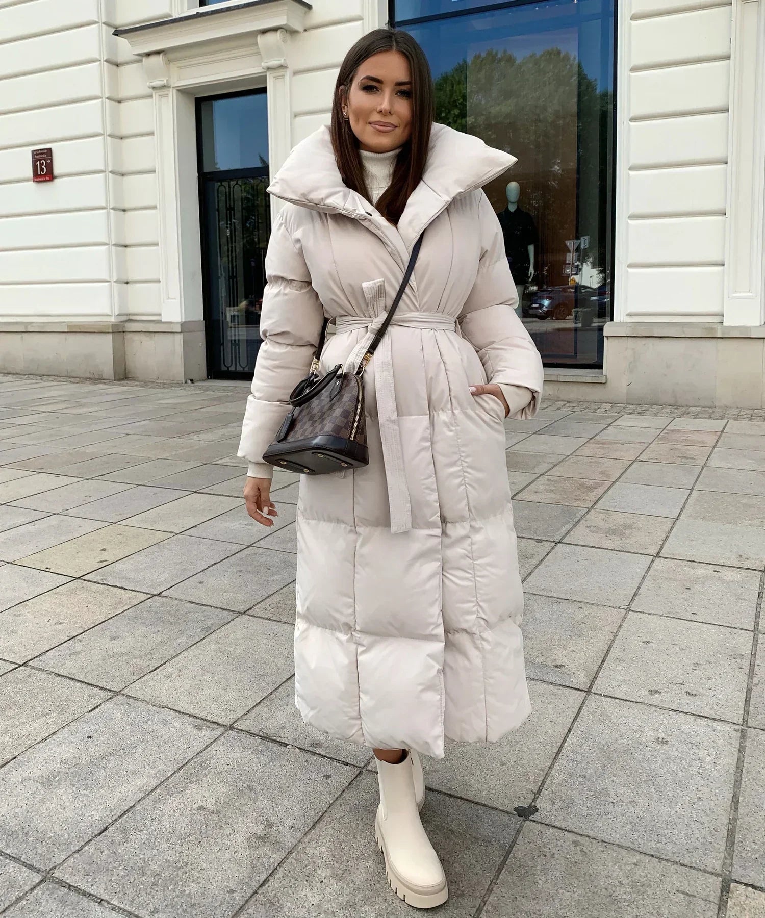 Isabella - Długa pikowana kurtka puchowa z paskiem