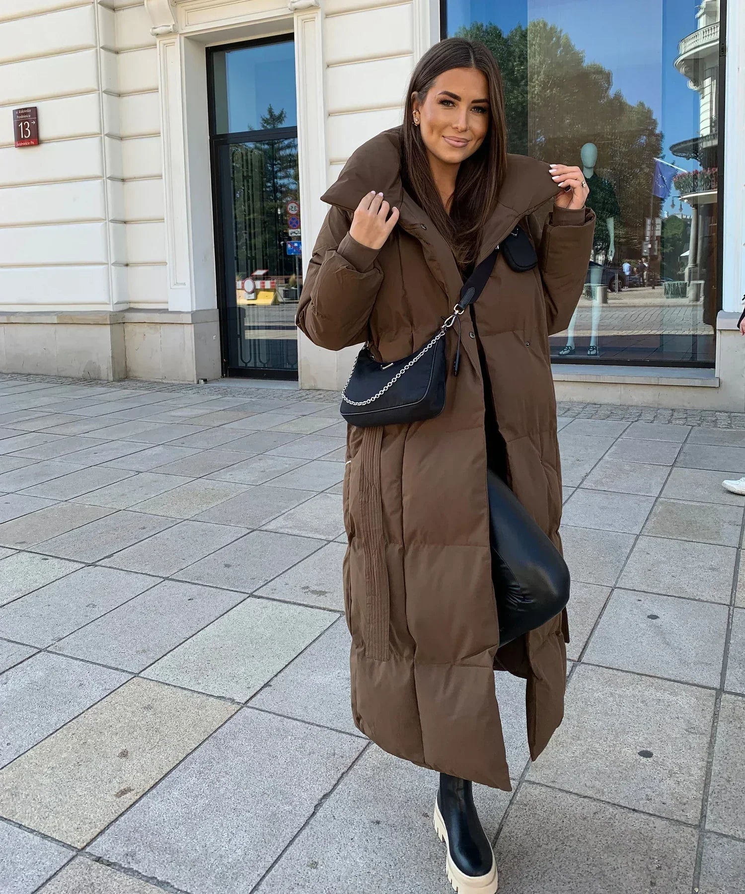Isabella - Długa pikowana kurtka puchowa z paskiem