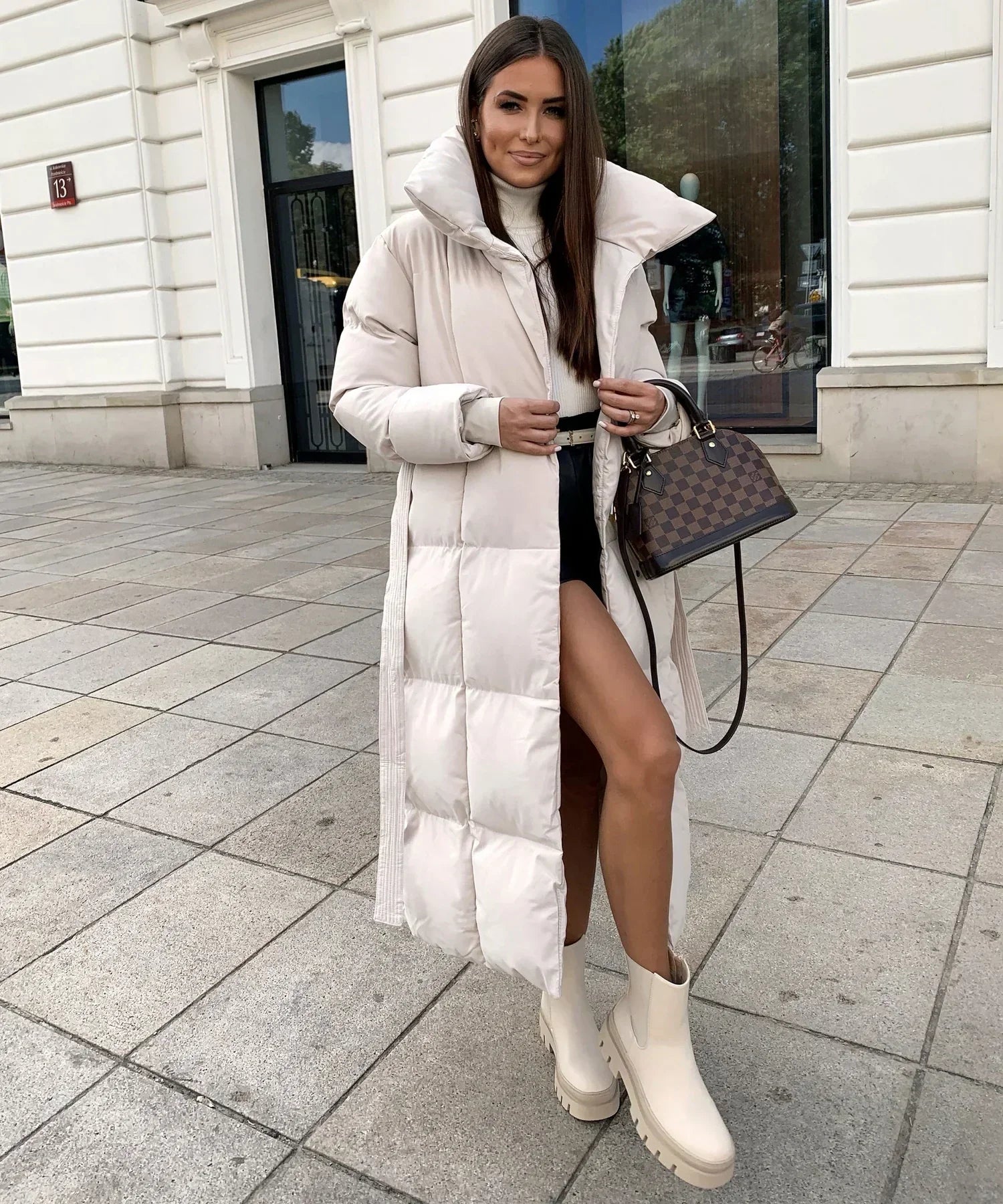 Isabella - Długa pikowana kurtka puchowa z paskiem