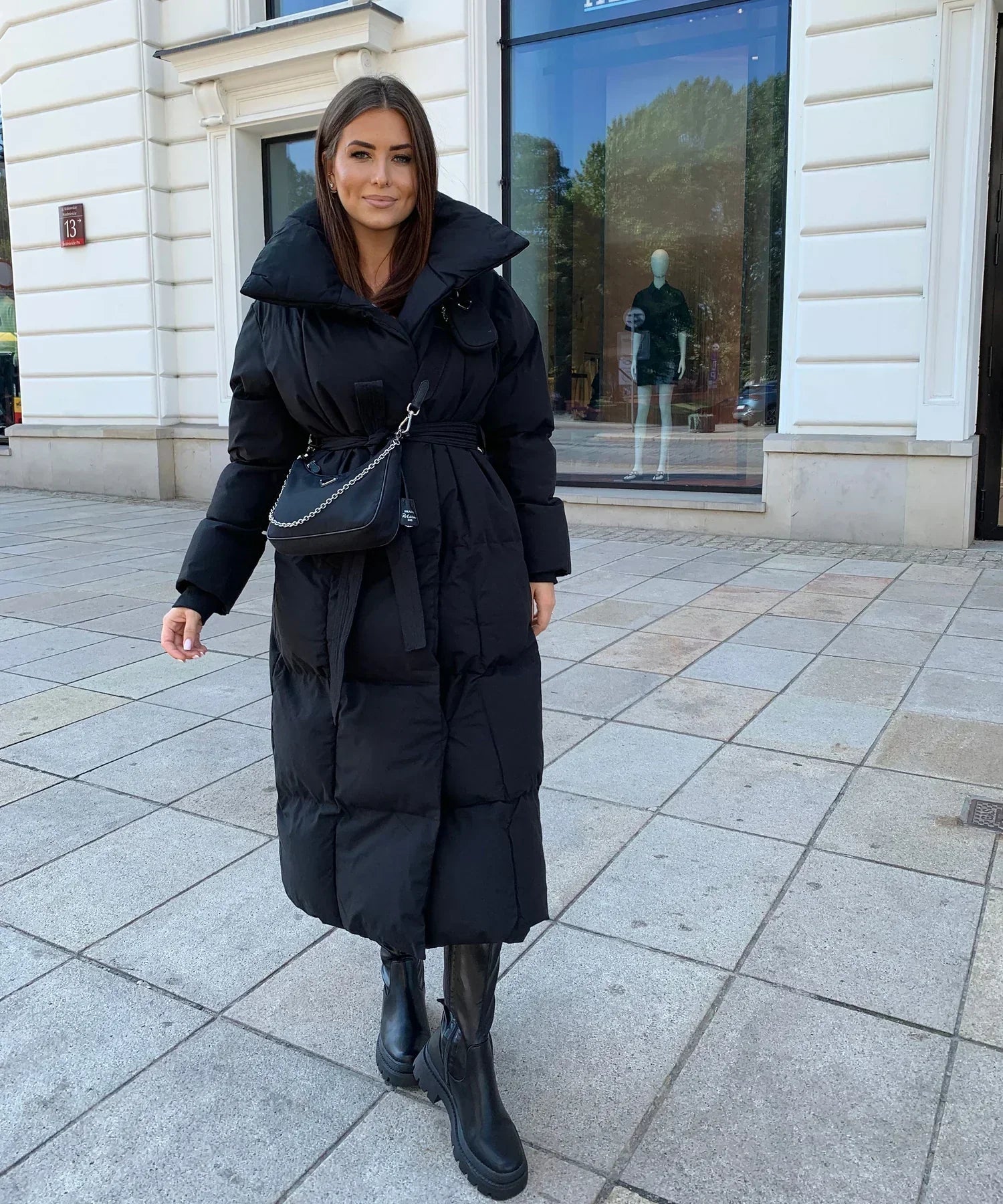 Isabella - Długa pikowana kurtka puchowa z paskiem