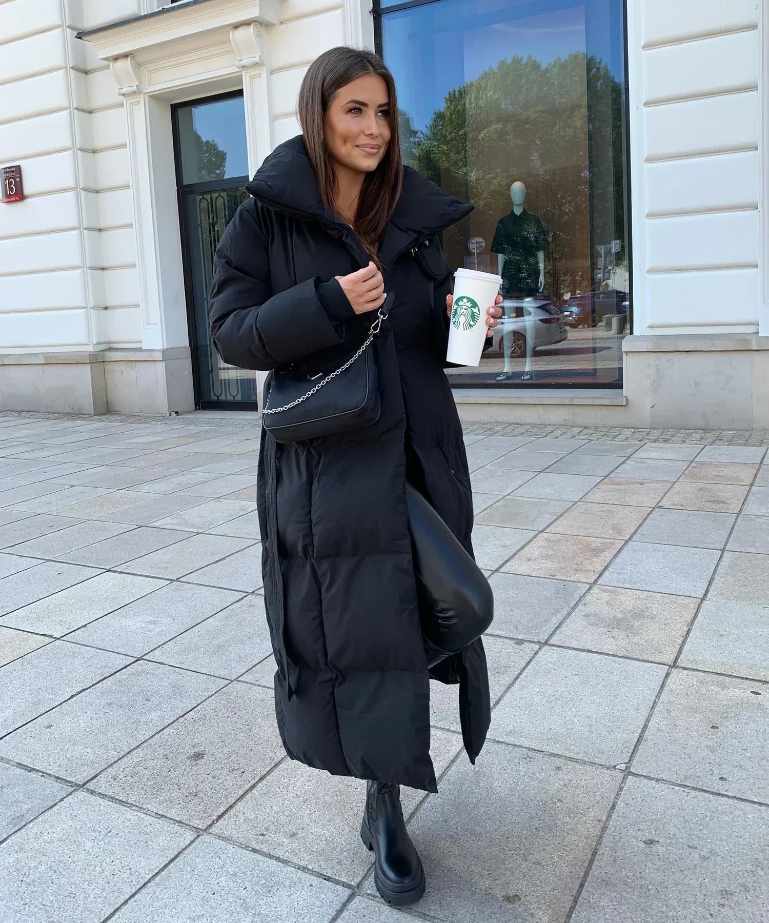 Isabella - Długa pikowana kurtka puchowa z paskiem