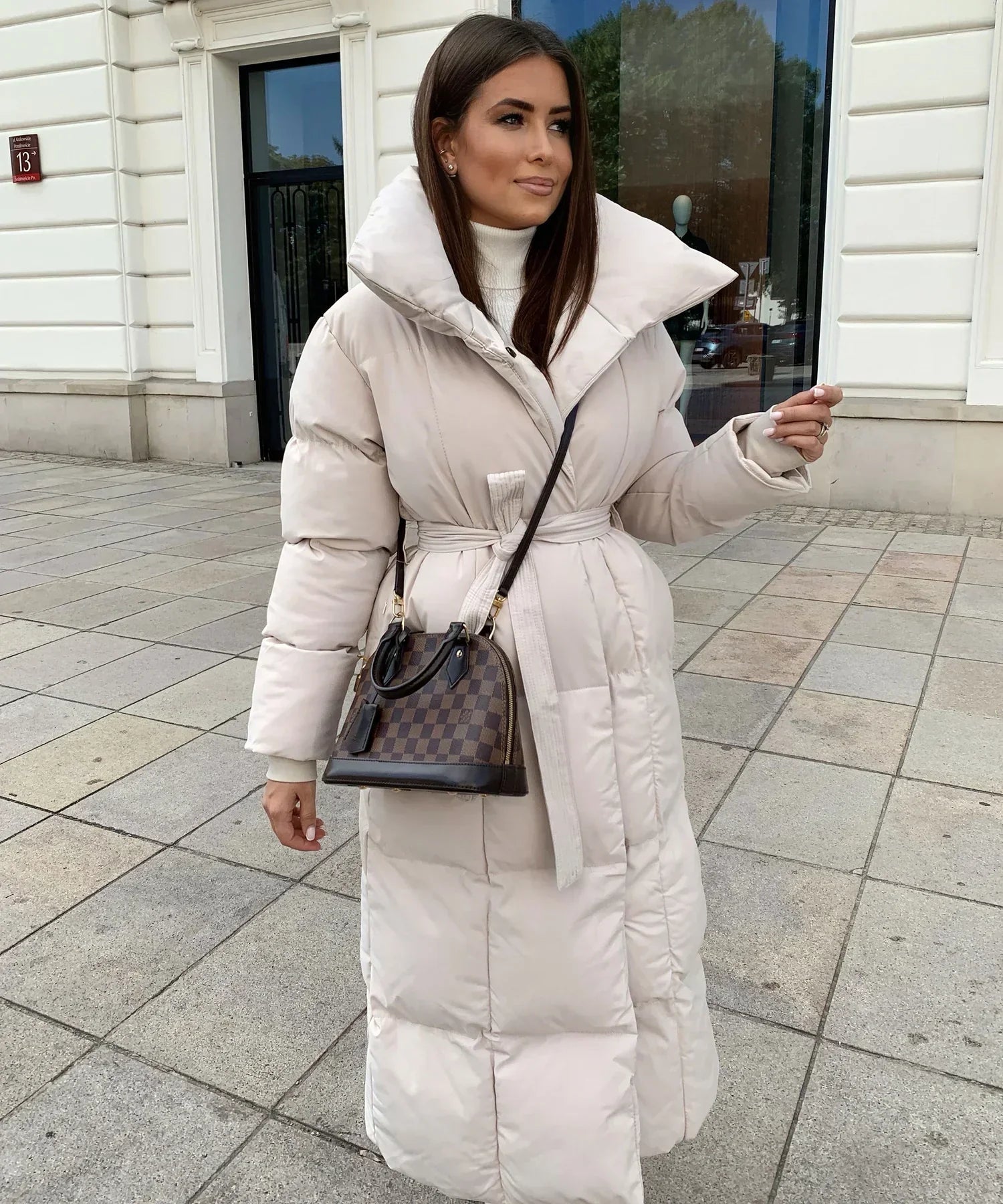 Isabella - Długa pikowana kurtka puchowa z paskiem