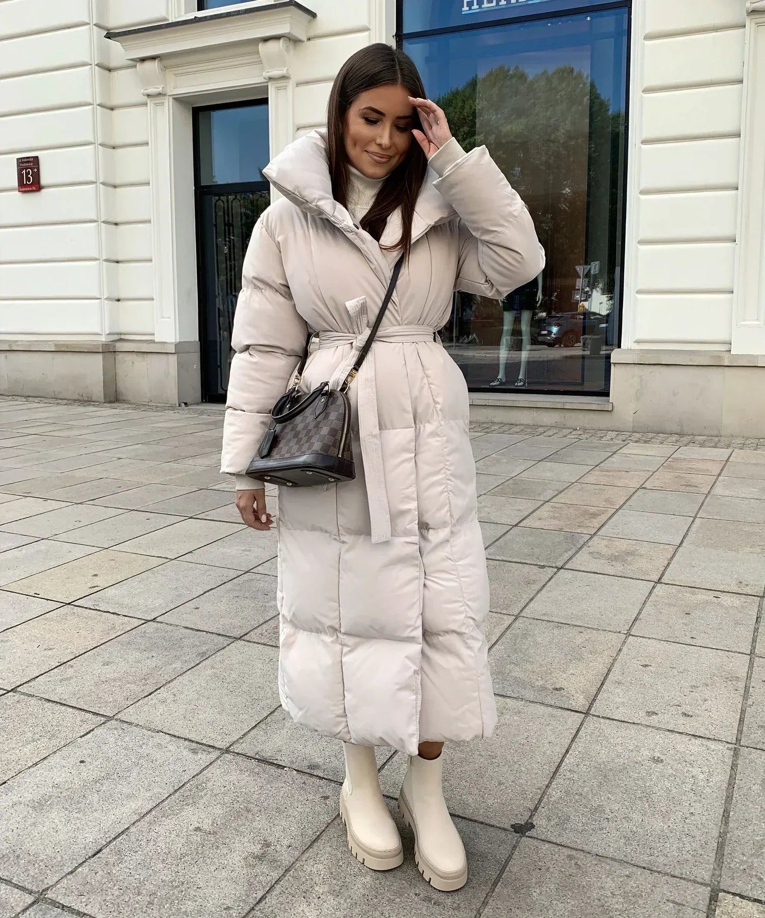 Isabella - Długa pikowana kurtka puchowa z paskiem