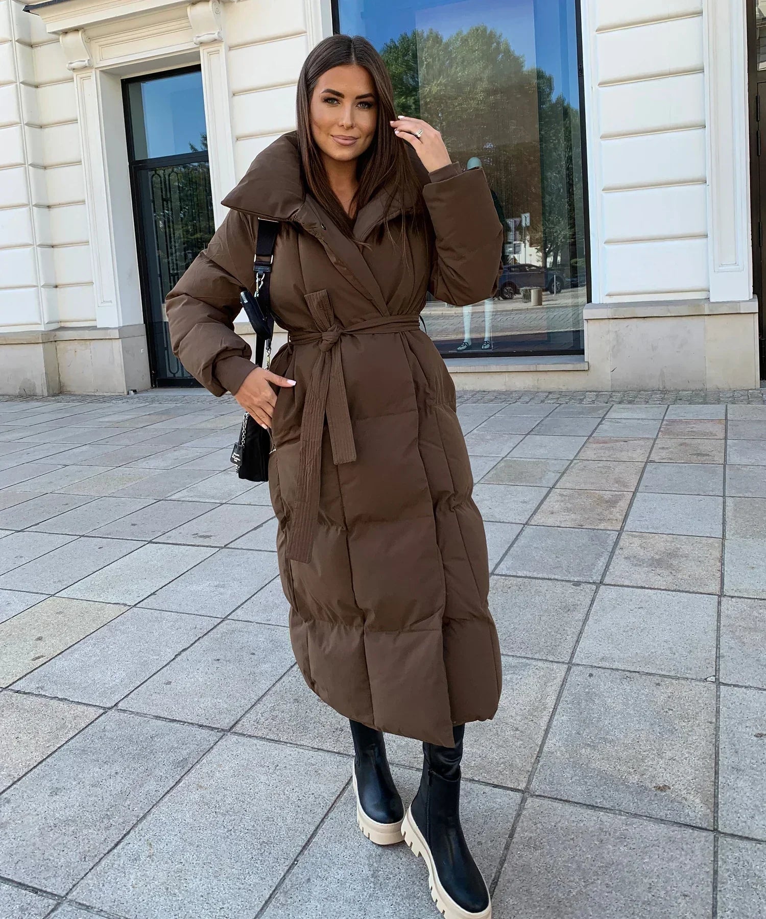 Isabella - Długa pikowana kurtka puchowa z paskiem